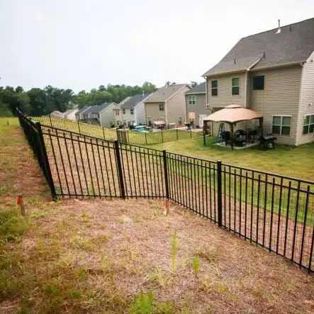 Which type of Fence is best? Wood vs. Vinyl vs. Aluminum